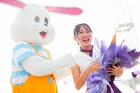 左から朝おき太くん、堀くるみ。