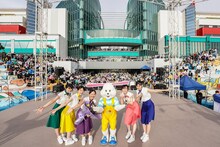 たこやきレインボー「NO RAIN, NO RAINBOW～ジュージュー！お好み焼きの日～」で撮影された記念写真。