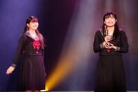 左から岡村美波、西田汐里。