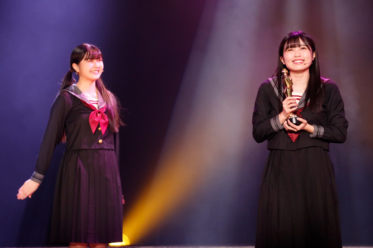 左から岡村美波、西田汐里。