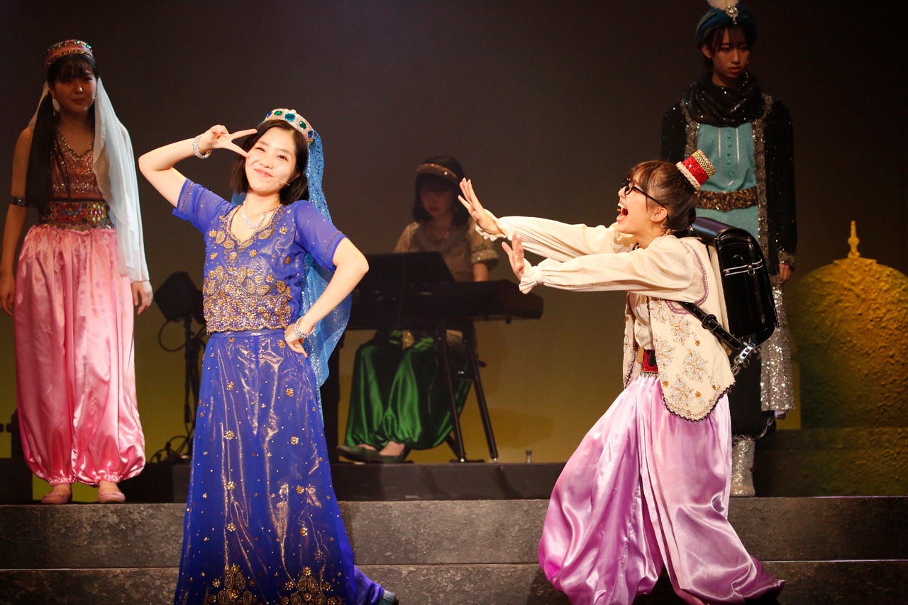 左から岡村美波、一岡伶奈、小林萌花、島倉りか、前田こころ。