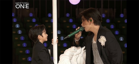 Vのソロステージの様子。 (c)Big Hit Entertainment