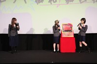 齋藤飛鳥（中央）に“最強の赤身肉”とフライパンをプレゼントする梅澤美波（左）と山下美月（右）。