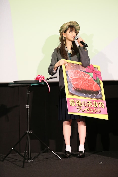“最強の赤身肉”とフライパンをプレゼントされた齋藤飛鳥。