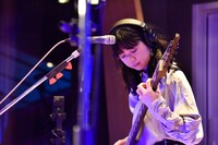 関根史織（B, Cho）（Photo by AZUSA TAKADA）