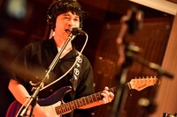 小出祐介（Vo, G）（Photo by AZUSA TAKADA）