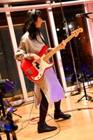 関根史織（B, Cho）（Photo by AZUSA TAKADA）