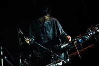 サポートメンバーのSohei Shinozaki（G / FLATPLAY）。（Photo by Yosuke Torii）