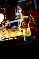 VJの中山晃子がリアルタイムで液体を操る様子。（Photo by Yosuke Torii）