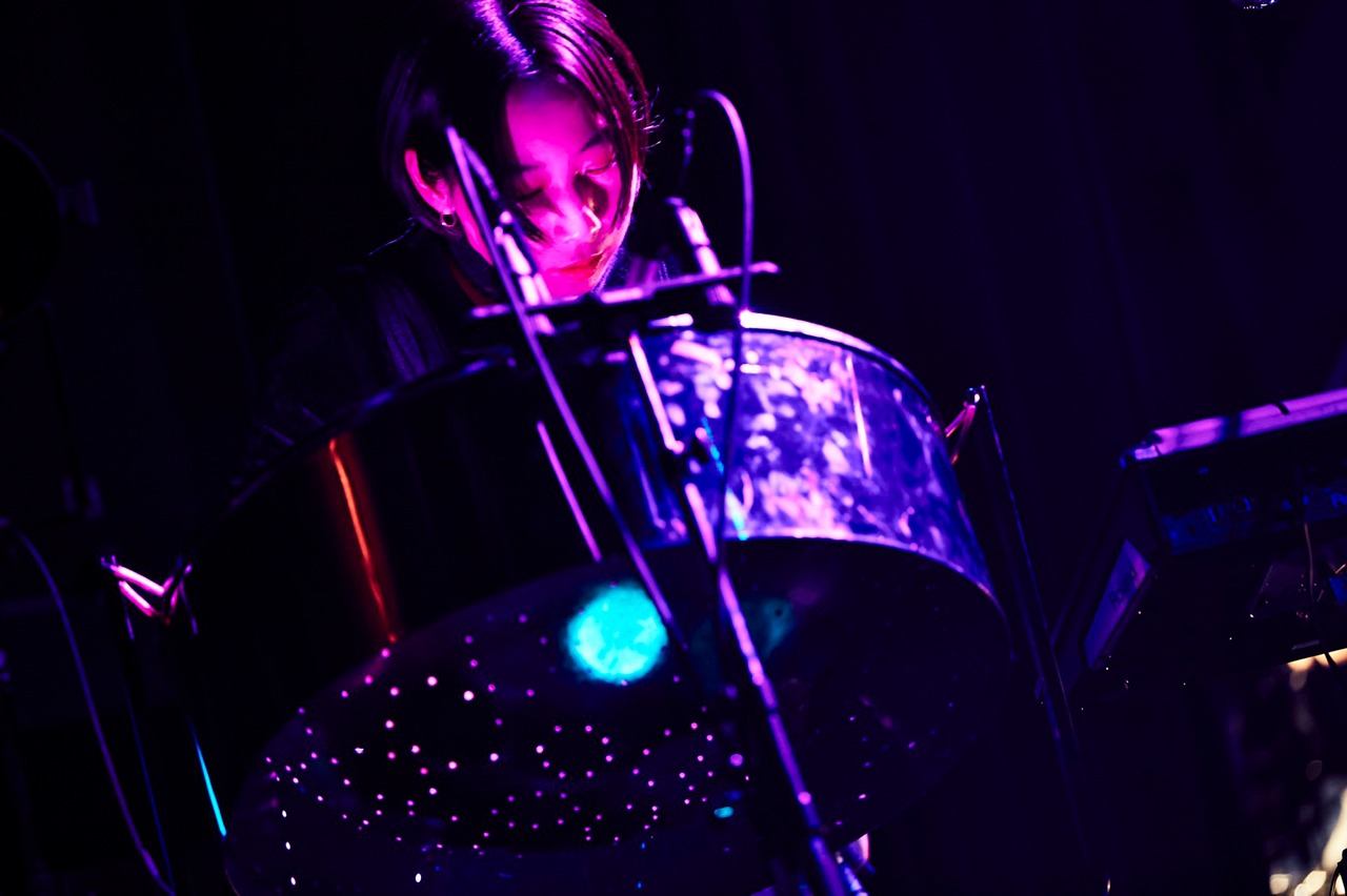 サポートメンバーの小林うてな（Steelpan, Cho / Black Boboi）。（Photo by Yosuke Torii）