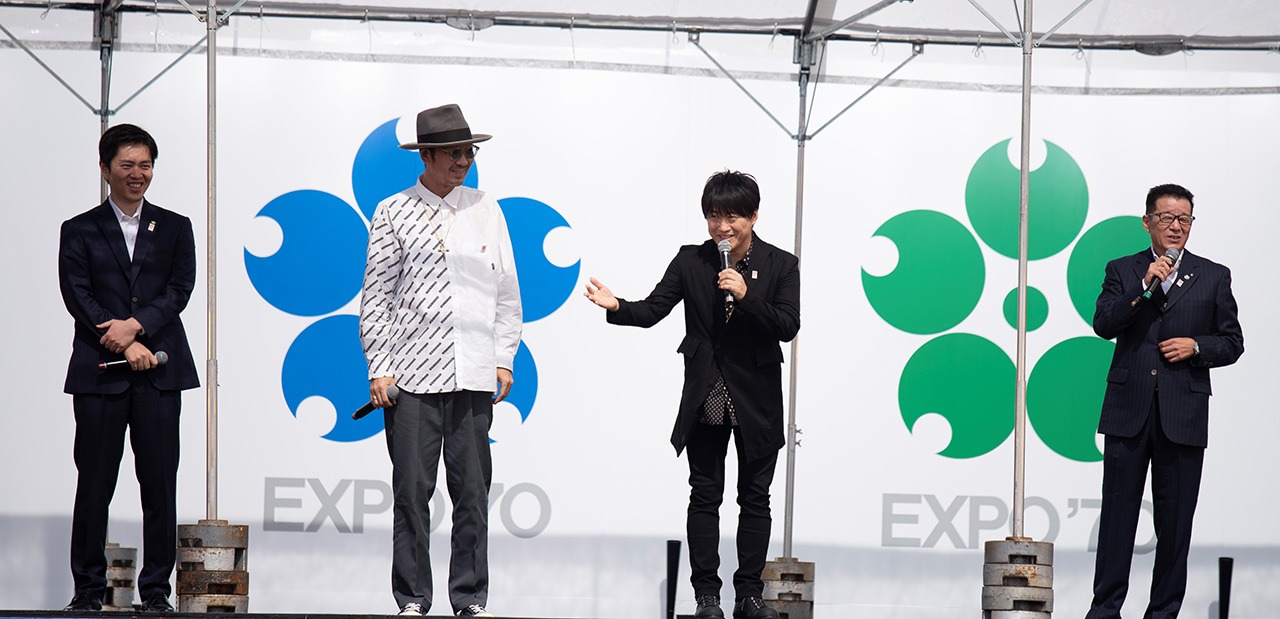 「1970年大阪万博50周年記念セレモニー」に参加したコブクロ。