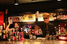 視聴者と乾杯する辛島菜摘（左）と綾小路翔（右）。