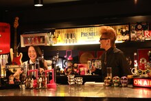 バーカウンターに立つ辛島菜摘（左）と綾小路翔（右）。