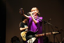 視聴者と乾杯するナナヲアカリ。