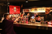 リラックスムードでトークするナナヲアカリ（左）と綾小路翔（右）。