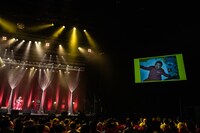 子供の頃の写真を紹介する小林歌穂。