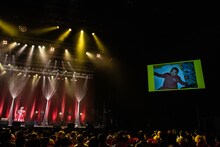 子供の頃の写真を紹介する小林歌穂。