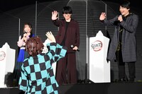 竈門炭治郎（手前）に挨拶する（左から）鬼頭明里、花江夏樹、下野紘。