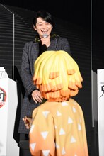 下野紘（奥）に「オドオドするな！（笑）」と言われる我妻善逸（手前）。