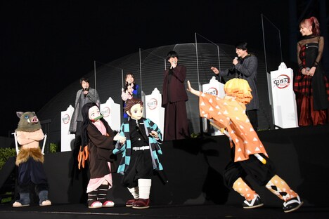 下野紘の「禰豆子ちゃーん！」の声で、竈門禰豆子に駆け寄る我妻善逸。