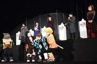 我妻善逸を止めようとする竈門炭治郎と、それを笑顔で見守る登壇者たち。