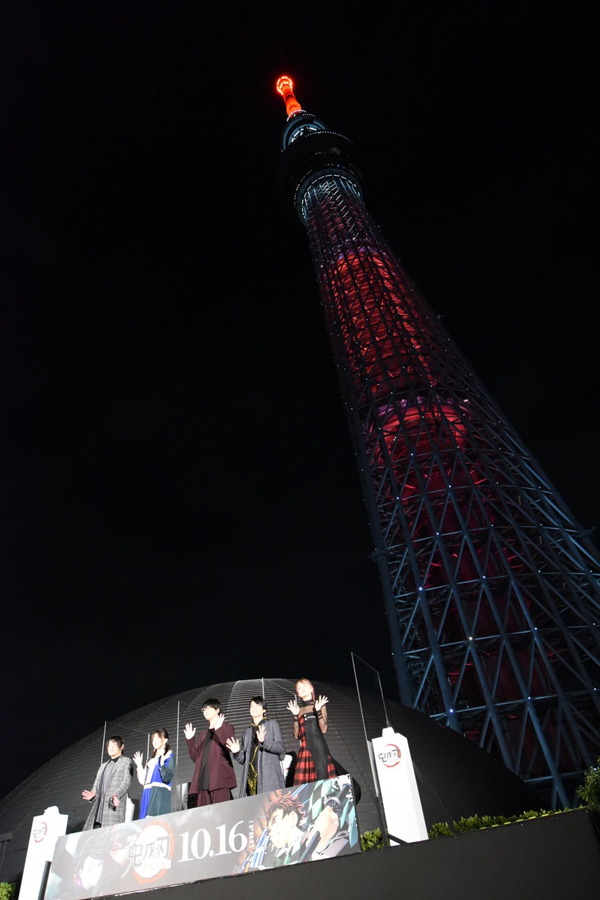 炎色にライトアップされたスカイツリー。