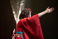 例年通り、会場を半分に割って“国家”を斉唱した小林歌穂。