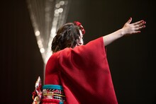 例年通り、会場を半分に割って“国家”を斉唱した小林歌穂。