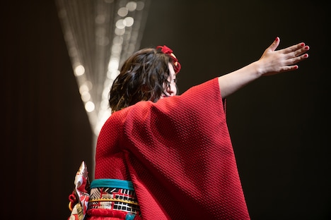 例年通り、会場を半分に割って“国家”を斉唱した小林歌穂。