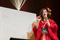 メンバーの描き方をレクチャーする小林歌穂。