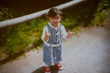 通りすがりの外国人にも声をかけられるほどモテモテだったという小林歌穂の幼少期。