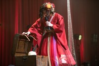 タイムカプセルを開ける小林歌穂。