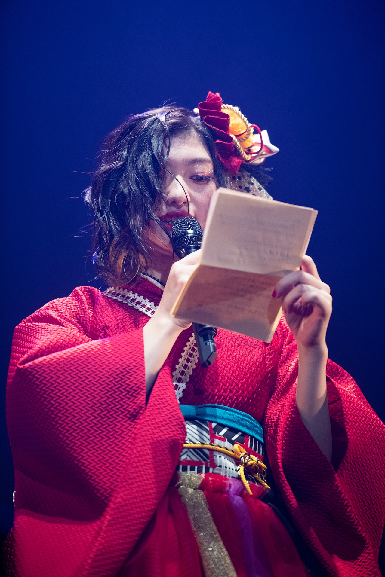 自分宛の手紙を読む小林歌穂。
