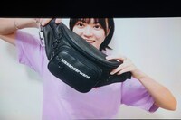 お気に入りのバッグを紹介する安本彩花。