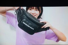 お気に入りのバッグを紹介する安本彩花。