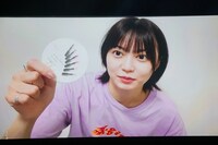 バッグの中身を紹介する安本彩花。