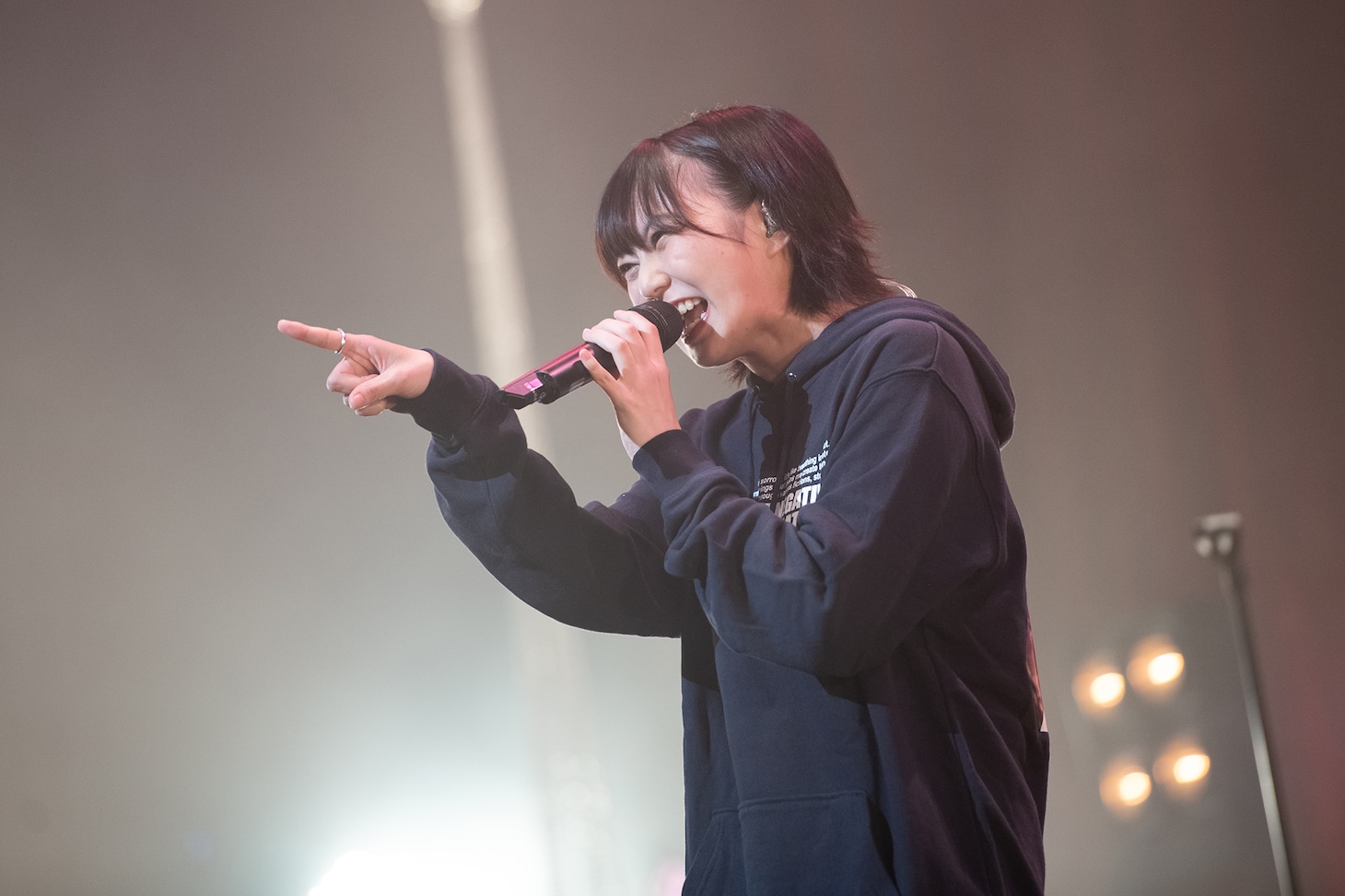 安本彩花