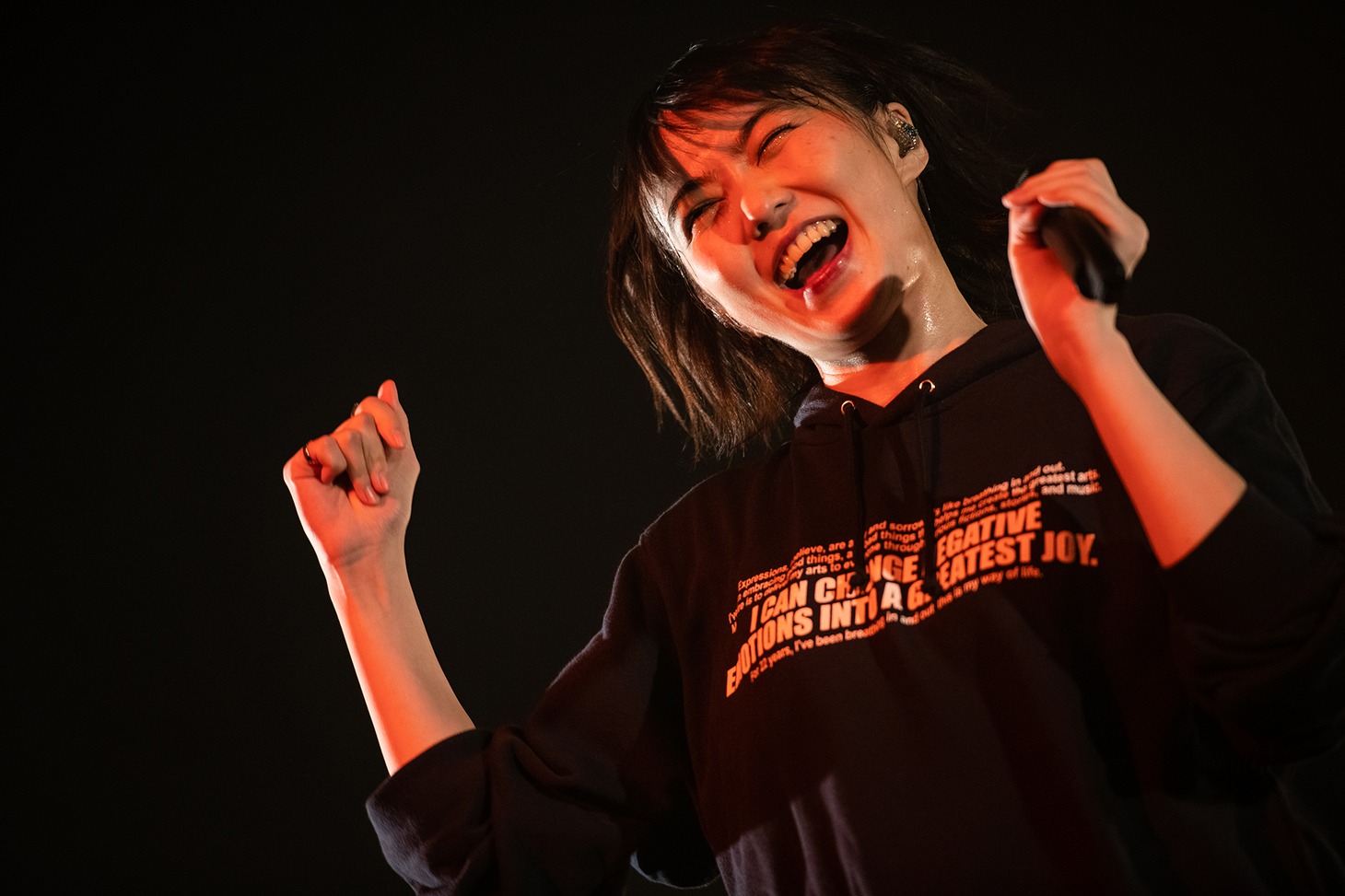 安本彩花