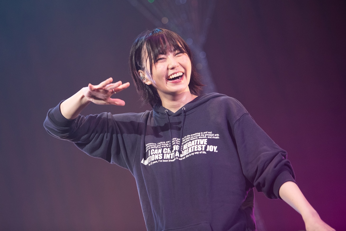 安本彩花