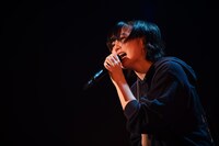 「歌って踊って歌謡show!!!安安」で「ジャンプ」を歌う安本彩花。