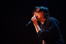 アカペラで「ジャンプ」を熱唱する安本彩花。