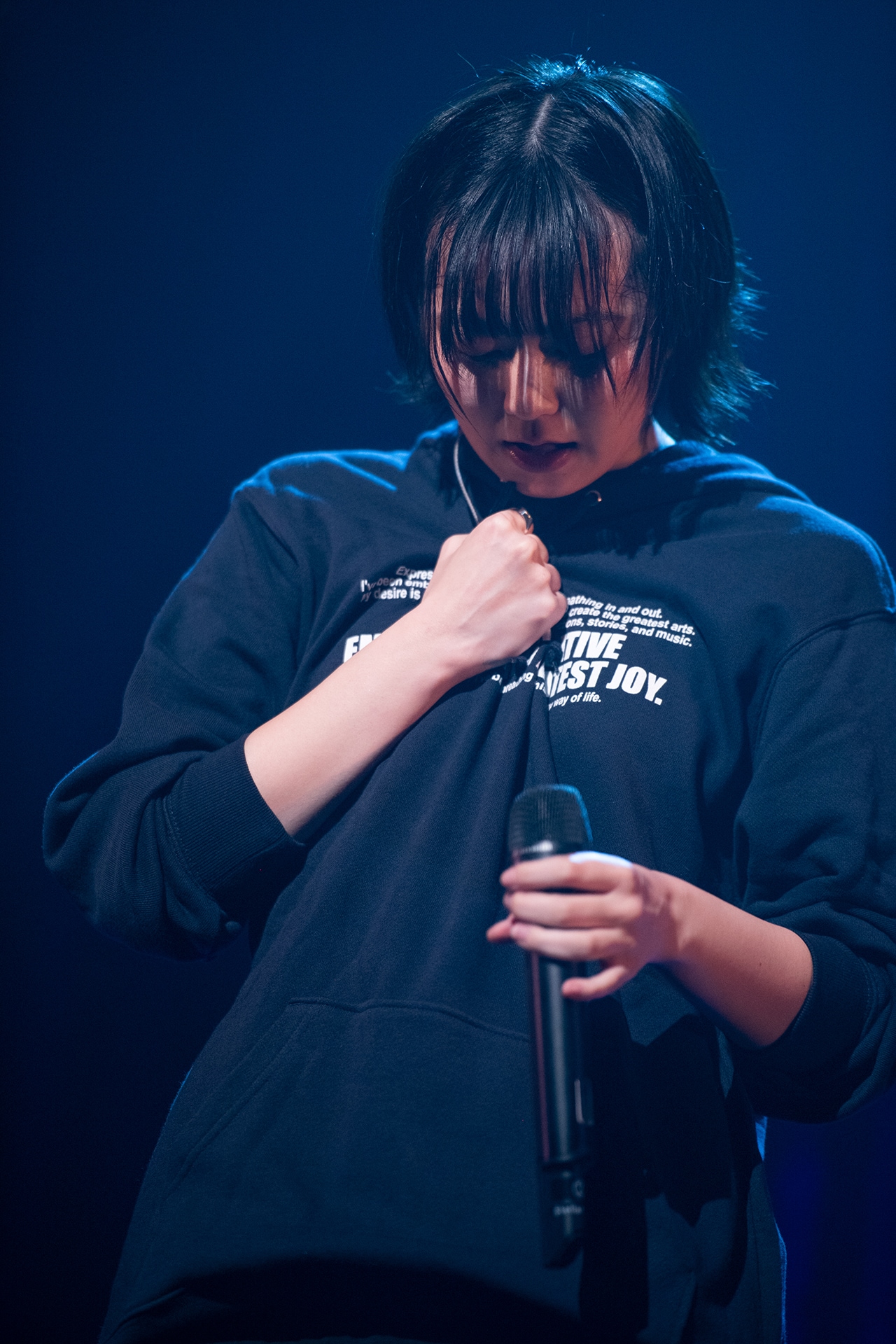 アカペラで「ジャンプ」を歌う安本彩花。