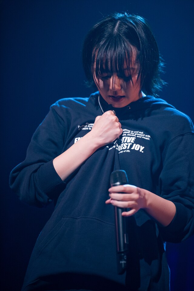 アカペラで「ジャンプ」を歌う安本彩花。