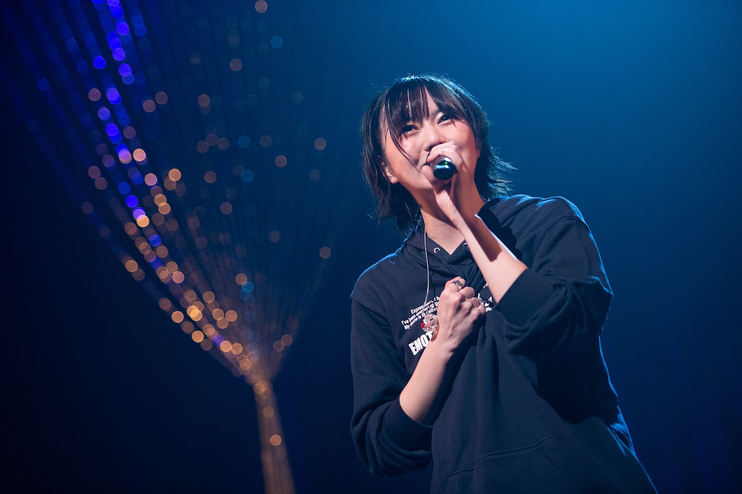 安本彩花