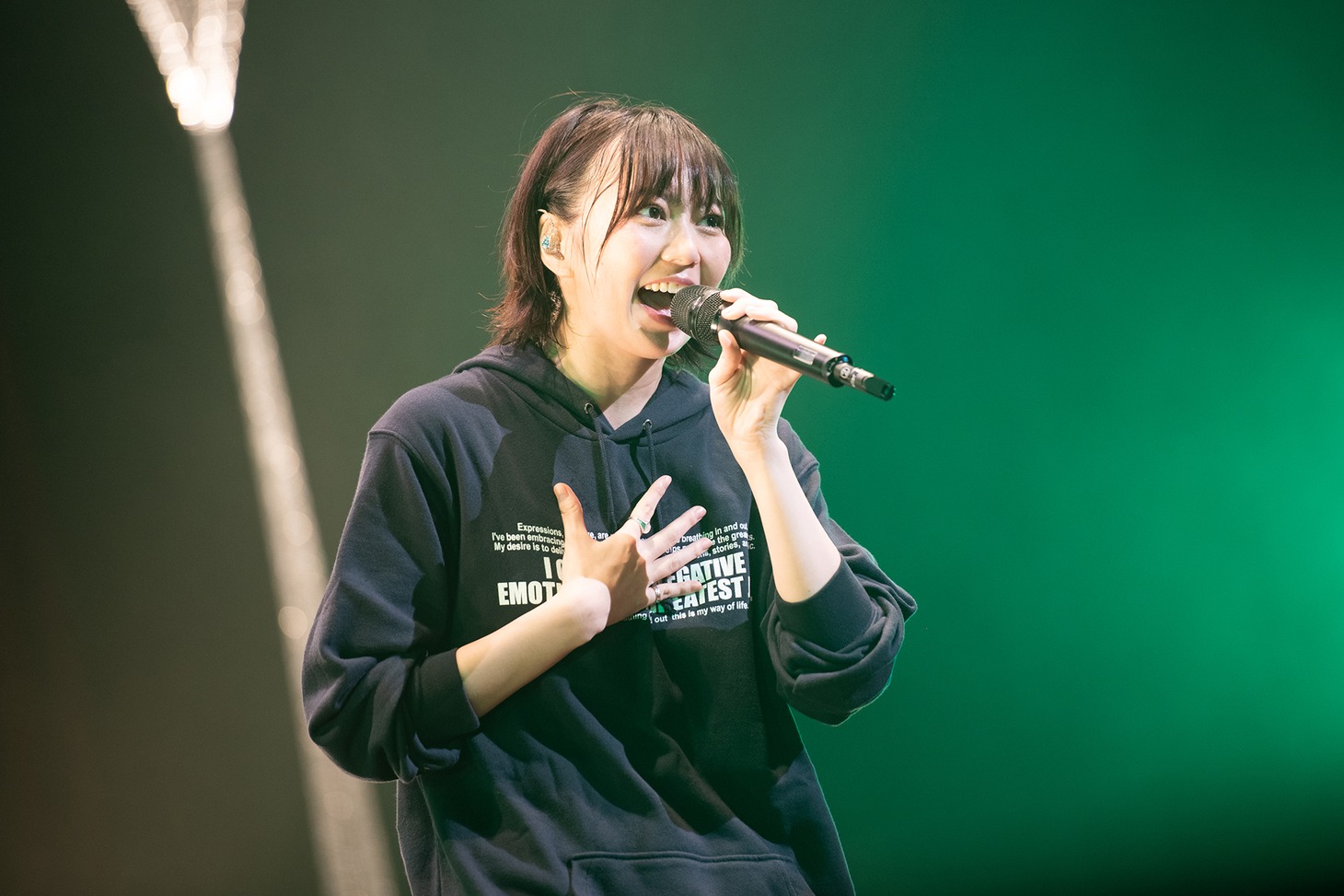 安本彩花