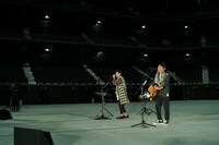 「始まりの場所」を披露するゆず。（撮影：太田好治）