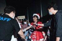 スタッフと円陣を組む星名美怜。