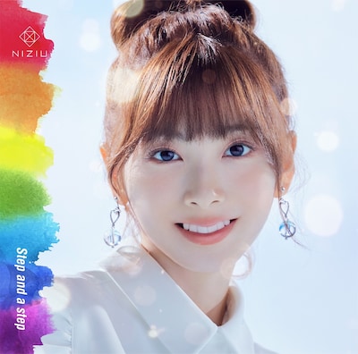 人気画像1位は「NiziUのMIIHIが活動再開、9名全員そろった写真をInstagramで公開」より、NiziUデビューシングル「Step and a step」MIIHI盤のジャケット。