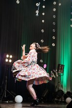 バトンを飛ばす中山莉子。