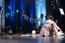 散らばったフリップを拾う中山莉子。